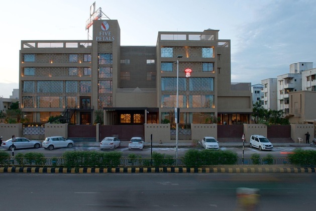 Gallery - Five Petals Hotel & Banquets