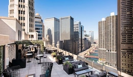 Londonhouse Chicago, Curio Collection By Hilton