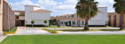La Posada Hotel & Suites