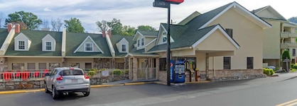 Econo Lodge Inn & Suites Gatlinburg At The Convention Center