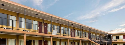 Econo Lodge Inn Suites Downtown
