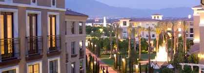 Global Luxury Suites At The Village