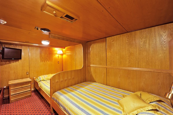 SkorpiosII_Inside_Cabin