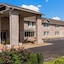 Econo Lodge Inn & Suites