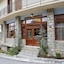 To Balcony Tis Agorianis